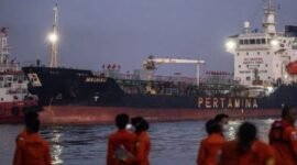 Tim SAR gabungan melakukan evakuasi penumpang korban kapal motor penumpang (KMP) Virgo Transport 8 yang tiba menggunakan Kapal Tanker MT Mauhau milik PT Pertamina di Pelabuhan Tri Sakti, Banjarmasin, Kalimantan Selatan, Senin (14/9/2026). (Jennus)