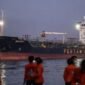Tim SAR gabungan melakukan evakuasi penumpang korban kapal motor penumpang (KMP) Virgo Transport 8 yang tiba menggunakan Kapal Tanker MT Mauhau milik PT Pertamina di Pelabuhan Tri Sakti, Banjarmasin, Kalimantan Selatan, Senin (14/9/2026). (Jennus)