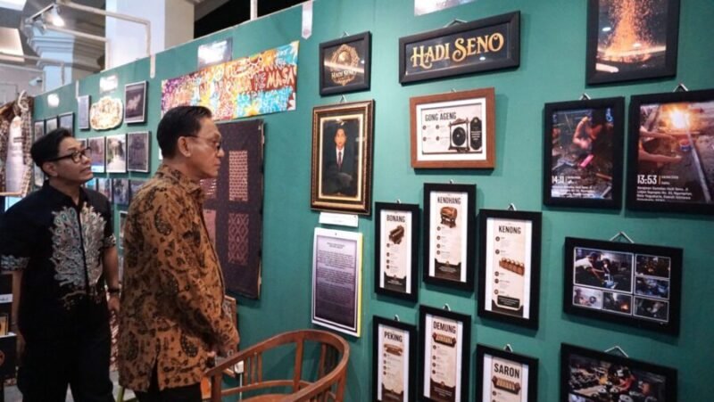 Wakil Wali Kota Yogyakarta Wawan Harmawan meninjau pameran show case Babad Siti Kemantren #4 di Taman Budaya Embung Giwangan, Sabtu (5/9/2026). (Joke/Pemkot)