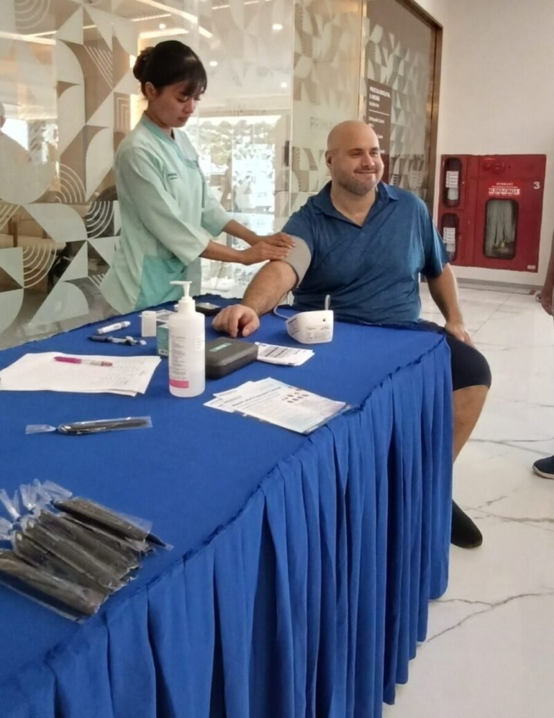 Tim Primaya Hospital Tangerang memberikan layanan Mini MCU kepada pendamping pasien dalam rangka memperingati Hari Pelanggan Nasional, 4 September 2026. 

