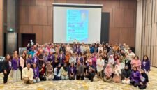 Para narasumber dan penyelenggara sekitar berfoto bersama di akhir acara. (Dok Panitia)