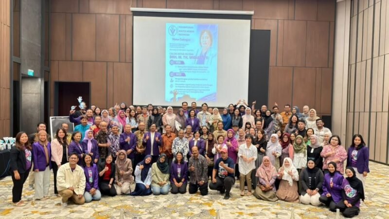Para narasumber dan penyelenggara sekitar berfoto bersama di akhir acara. (Dok Panitia)