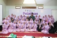 Penyerahan bantuan dari HMI Tunas Mulia HMI untuk warga korban gempa Flores, NTT. (UMY)
