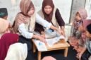 Santri TPQ mempraktikkan pengolahan tutup botol plastik bekas menjadi gantungan kunci dalam sesi sosialisasi pengelolaan sampah, Senin (10/08/2026). (Dok. Pribadi/Kelompok KKN 120 UIN Sunan Kalijaga Yogyakarta)
Yogyakarta 