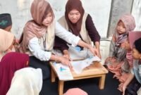 Santri TPQ mempraktikkan pengolahan tutup botol plastik bekas menjadi gantungan kunci dalam sesi sosialisasi pengelolaan sampah, Senin (10/08/2026). (Dok. Pribadi/Kelompok KKN 120 UIN Sunan Kalijaga Yogyakarta)
Yogyakarta 