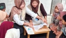 Santri TPQ mempraktikkan pengolahan tutup botol plastik bekas menjadi gantungan kunci dalam sesi sosialisasi pengelolaan sampah, Senin (10/08/2026). (Dok. Pribadi/Kelompok KKN 120 UIN Sunan Kalijaga Yogyakarta)
Yogyakarta