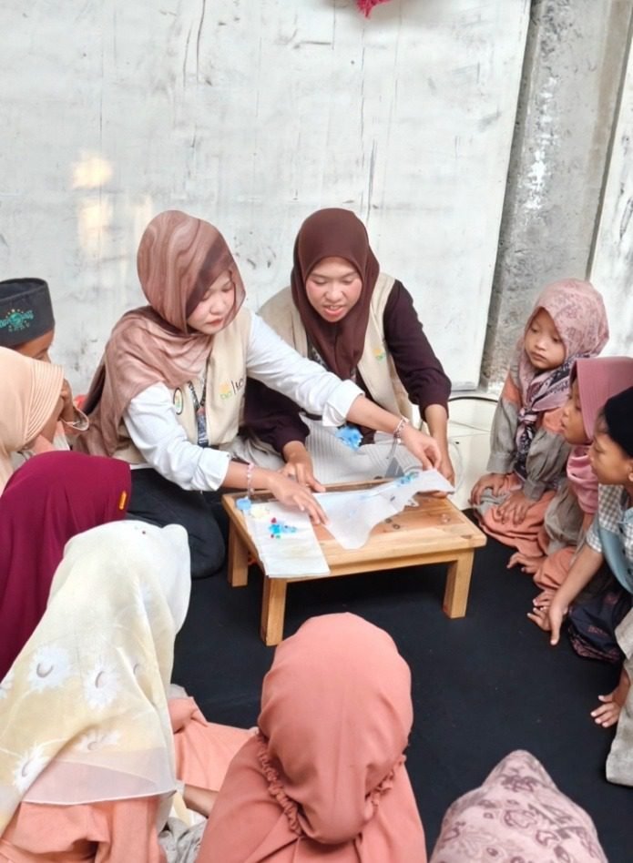 Santri TPQ mempraktikkan pengolahan tutup botol plastik bekas menjadi gantungan kunci dalam sesi sosialisasi pengelolaan sampah, Senin (10/08/2026). (Dok. Pribadi/Kelompok KKN 120 UIN Sunan Kalijaga Yogyakarta)
Yogyakarta 