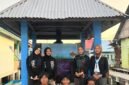 Tambahan foto rilis KKN Tabik Wakatobi - Foto mahasiswa KKN Tabik di Desa Mola Nelayan Bakti, Wakatobi di depan bangunan rocket stove yang telah dikembangkan dari model awal