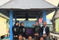 Tambahan foto rilis KKN Tabik Wakatobi - Foto mahasiswa KKN Tabik di Desa Mola Nelayan Bakti, Wakatobi di depan bangunan rocket stove yang telah dikembangkan dari model awal