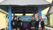 Tambahan foto rilis KKN Tabik Wakatobi - Foto mahasiswa KKN Tabik di Desa Mola Nelayan Bakti, Wakatobi di depan bangunan rocket stove yang telah dikembangkan dari model awal