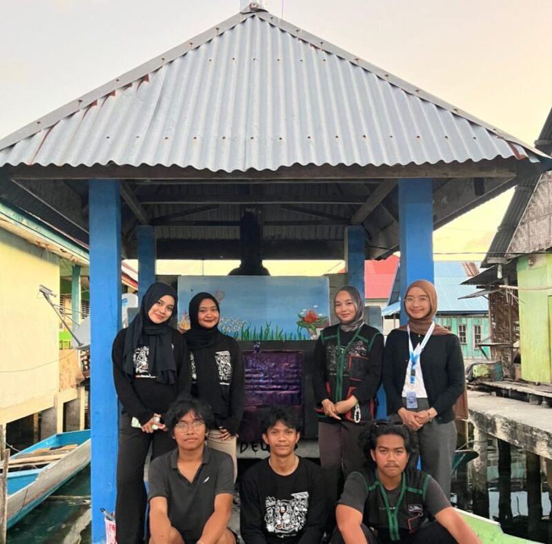 Tambahan foto rilis KKN Tabik Wakatobi - Foto mahasiswa KKN Tabik di Desa Mola Nelayan Bakti, Wakatobi di depan bangunan rocket stove yang telah dikembangkan dari model awal