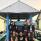 Tambahan foto rilis KKN Tabik Wakatobi - Foto mahasiswa KKN Tabik di Desa Mola Nelayan Bakti, Wakatobi di depan bangunan rocket stove yang telah dikembangkan dari model awal