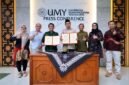 Duta Besar Luar Biasa dan Berkuas Penuh RI untuk Tunisia, Zuhairi Misrawi dan Wakil Rektor bidang Reputasi, Kerjasama dan Digital, Prof. Ir. Slamet Riyadi, S.T., M.T., Ph.D, berfoto bersama setelah melakukan tanda tangan MoU
