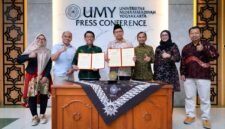 Duta Besar Luar Biasa dan Berkuas Penuh RI untuk Tunisia, Zuhairi Misrawi dan Wakil Rektor bidang Reputasi, Kerjasama dan Digital, Prof. Ir. Slamet Riyadi, S.T., M.T., Ph.D, berfoto bersama setelah melakukan tanda tangan MoU