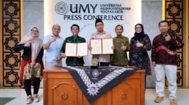 Duta Besar Luar Biasa dan Berkuas Penuh RI untuk Tunisia, Zuhairi Misrawi dan Wakil Rektor bidang Reputasi, Kerjasama dan Digital, Prof. Ir. Slamet Riyadi, S.T., M.T., Ph.D, berfoto bersama setelah melakukan tanda tangan MoU
