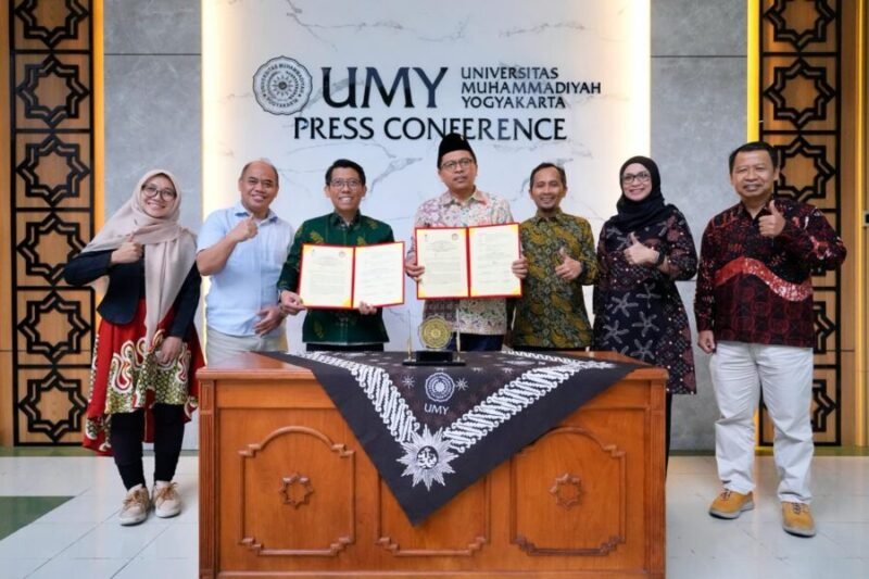 Duta Besar Luar Biasa dan Berkuas Penuh RI untuk Tunisia, Zuhairi Misrawi dan Wakil Rektor bidang Reputasi, Kerjasama dan Digital, Prof. Ir. Slamet Riyadi, S.T., M.T., Ph.D, berfoto bersama setelah melakukan tanda tangan MoU

