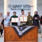 Duta Besar Luar Biasa dan Berkuas Penuh RI untuk Tunisia, Zuhairi Misrawi dan Wakil Rektor bidang Reputasi, Kerjasama dan Digital, Prof. Ir. Slamet Riyadi, S.T., M.T., Ph.D, berfoto bersama setelah melakukan tanda tangan MoU
