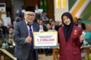 Qul Robbi Alfina Rohmah menerima penyerahan beasiswa secara simbolis. (Joke/UMY)