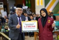 Qul Robbi Alfina Rohmah menerima penyerahan beasiswa secara simbolis. (Joke/UMY)