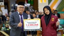 Qul Robbi Alfina Rohmah menerima penyerahan beasiswa secara simbolis. (Joke/UMY)