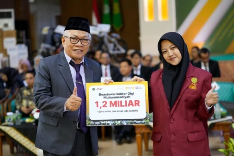 Qul Robbi Alfina Rohmah menerima penyerahan beasiswa secara simbolis. (Joke/UMY)
