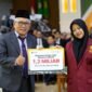 Qul Robbi Alfina Rohmah menerima penyerahan beasiswa secara simbolis. (Joke/UMY)