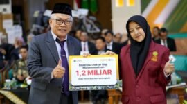 Foto Anggota BPH UMY, Prof. Dr. H. Mundzirin Yusuf, M.Si menyerahkan secara simbolis beasiswa Dokter dan Dokter Gigi Muhammadiyah kepada Alfina Rohmah (Fina)