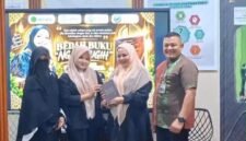 BEDAH BUKU-Dr. Suyanto, CFP bersama Bunda Anita menerima Buku usai acara Bedah buku “Ngaji Sugih” karya Soraya, SH, MH, CHt, MNLP, MPI. (Foto Ist).