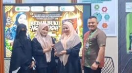 BEDAH BUKU-Dr. Suyanto, CFP bersama Bunda Anita menerima Buku usai acara Bedah buku “Ngaji Sugih” karya Soraya, SH, MH, CHt, MNLP, MPI. (Foto Ist).