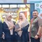 BEDAH BUKU-Dr. Suyanto, CFP bersama Bunda Anita menerima Buku usai acara Bedah buku “Ngaji Sugih” karya Soraya, SH, MH, CHt, MNLP, MPI. (Foto Ist).