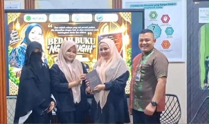 BEDAH BUKU-Dr. Suyanto, CFP bersama Bunda Anita menerima Buku usai acara Bedah buku “Ngaji Sugih” karya Soraya, SH, MH, CHt, MNLP, MPI. (Foto Ist).