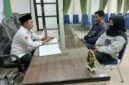 Penyuluh Agama Islam KUA Gedongtengen, Asrofi, sedang memberikan bimbingan perkawinan kepada pasangan calon pengantin. (Humas Kemenag)