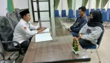 Penyuluh Agama Islam KUA Gedongtengen, Asrofi, sedang memberikan bimbingan perkawinan kepada pasangan calon pengantin. (Humas Kemenag)