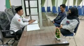 Penyuluh Agama Islam KUA Gedongtengen, Asrofi, sedang memberikan bimbingan perkawinan kepada pasangan calon pengantin. (Humas Kemenag)