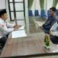Penyuluh Agama Islam KUA Gedongtengen, Asrofi, sedang memberikan bimbingan perkawinan kepada pasangan calon pengantin. (Humas Kemenag)
