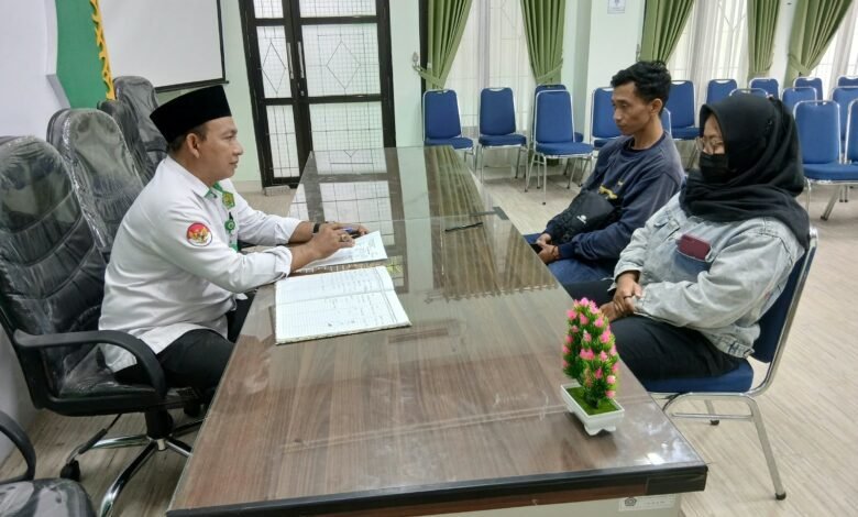 Penyuluh Agama Islam KUA Gedongtengen, Asrofi, sedang memberikan bimbingan perkawinan kepada pasangan calon pengantin. (Humas Kemenag)