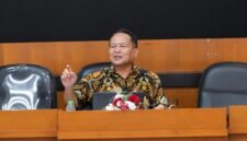 Foto Prof. Sarwidi, saat menyampaikan materi dalam kegiatan Bimtek Penilaian Awal Kerentanan Bangunan, yang diselenggarakan oleh BNPB bersama Pusat Studi Lingkungan dan Bencana (PSLB) UMY