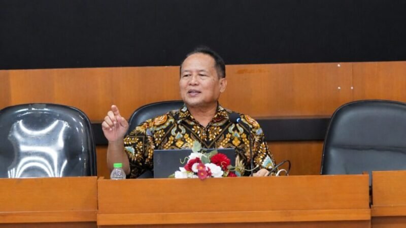 Foto Prof. Sarwidi, saat menyampaikan materi dalam kegiatan Bimtek Penilaian Awal Kerentanan Bangunan, yang diselenggarakan oleh BNPB bersama Pusat Studi Lingkungan dan Bencana (PSLB) UMY
