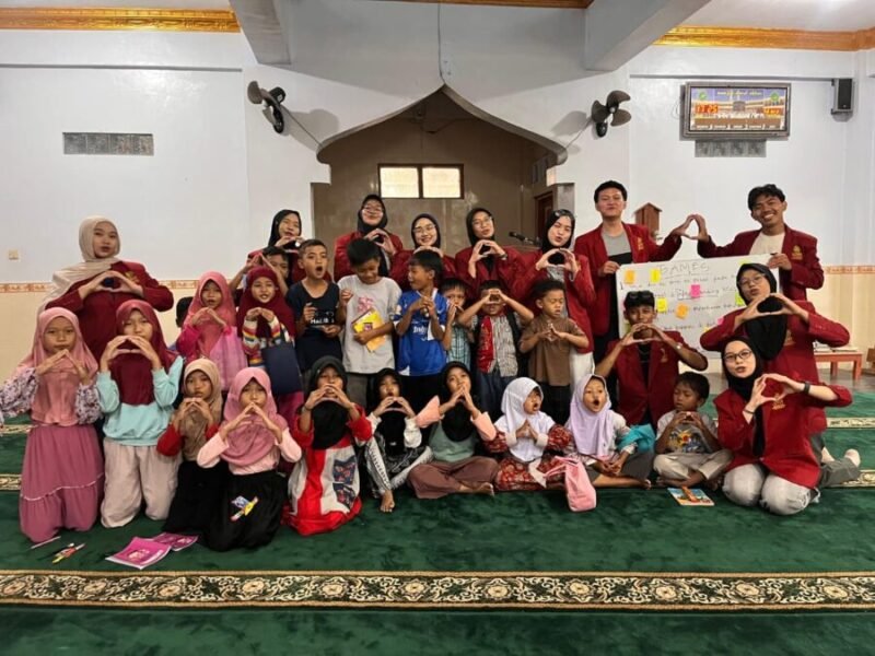 Foto tim PPK Ormawa IMM FISIPOL UMY bersama warga Karangsewu, Galur, Kulon Progo
