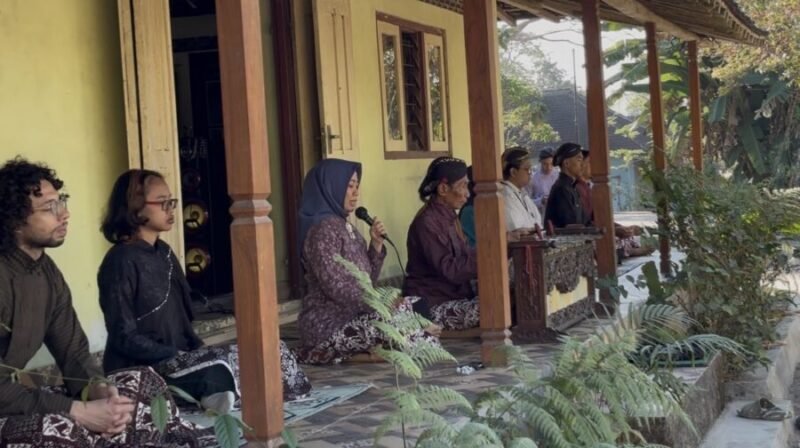 Kegiatan diversifikasi wisata budaya di Sambirejo yang dikembangkan oleh PPK Ormawa EDSA UMY bersama Jogja International Heritage Walk