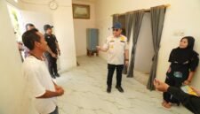 Kasatgas PRR Tito Karnavian meninjau rumah contoh huntap yang dibangun BNPB