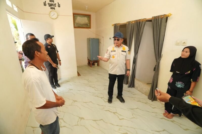 Kasatgas PRR Tito Karnavian meninjau rumah contoh huntap yang dibangun BNPB