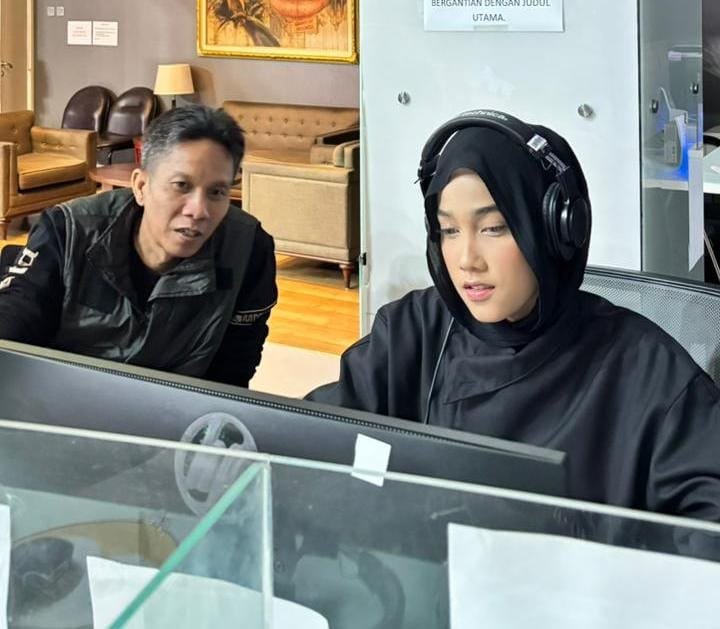 Mahasiswa Ilmu Komunikasi Unsera Nasywa A.Huda sedang magang di studio Tvone