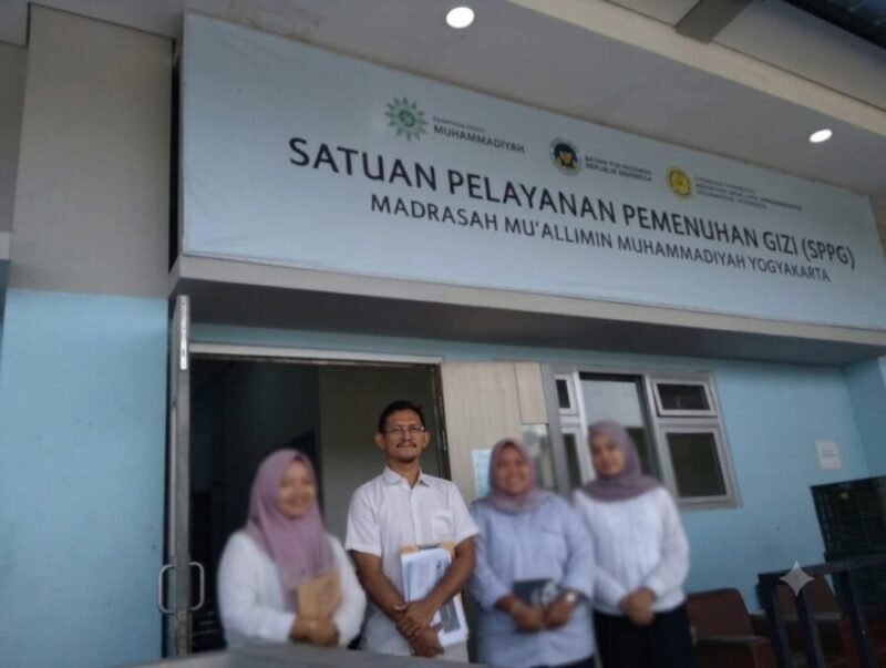 Foto dr. Iman Permana (tengah) saat melakukan audit di SPPG Madrasah Mu'allimin