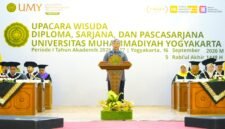 Foto Kepala LLDIKTI Wilayah V, menyampaikan sambutan dalam prosesi wisuda UMY Periode I TA 2026/2027