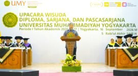 Foto Kepala LLDIKTI Wilayah V, menyampaikan sambutan dalam prosesi wisuda UMY Periode I TA 2026/2027