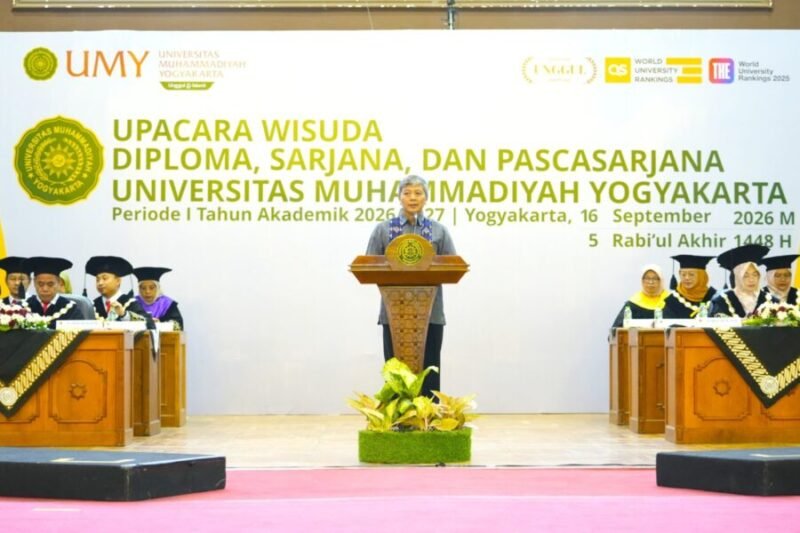 Foto Kepala LLDIKTI Wilayah V, menyampaikan sambutan dalam prosesi wisuda UMY Periode I TA 2026/2027