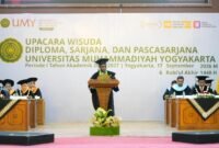 Foto wisudawan UMY asal Papua, Yongki Sostenes Yesyan saat memberikan sambutan kesan pesan selama menjalani studi di UMY pada  Wisuda Periode I Tahun Akademik 2026/2027, Kamis (17/9/2026)