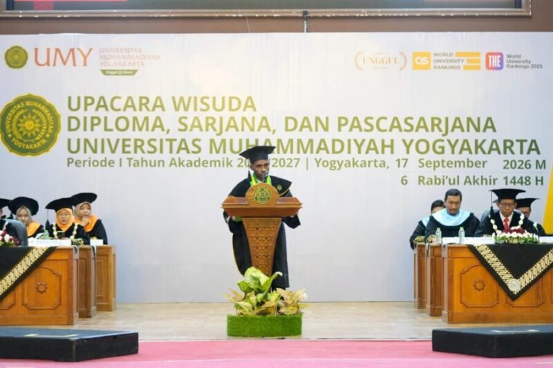 Foto wisudawan UMY asal Papua, Yongki Sostenes Yesyan saat memberikan sambutan kesan pesan selama menjalani studi di UMY pada  Wisuda Periode I Tahun Akademik 2026/2027, Kamis (17/9/2026)