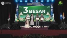 Wakil Rektor bidang Sumber Daya UMY menerima penghargaan UI Green Matric yang diberikan kepada UMY